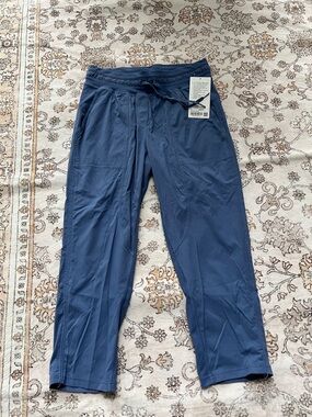 Lululemon periwinkle blue Dance Studio MR Crop pants size 8, NWT